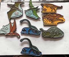 Lot de 8 pin's dinosaures métal état occasion correct