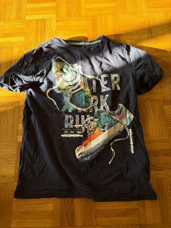 T-shirt garçon taille 146/152, motif baskets