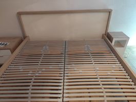 Cadre de lit en bois + 2 tables de nuit + sommiers
