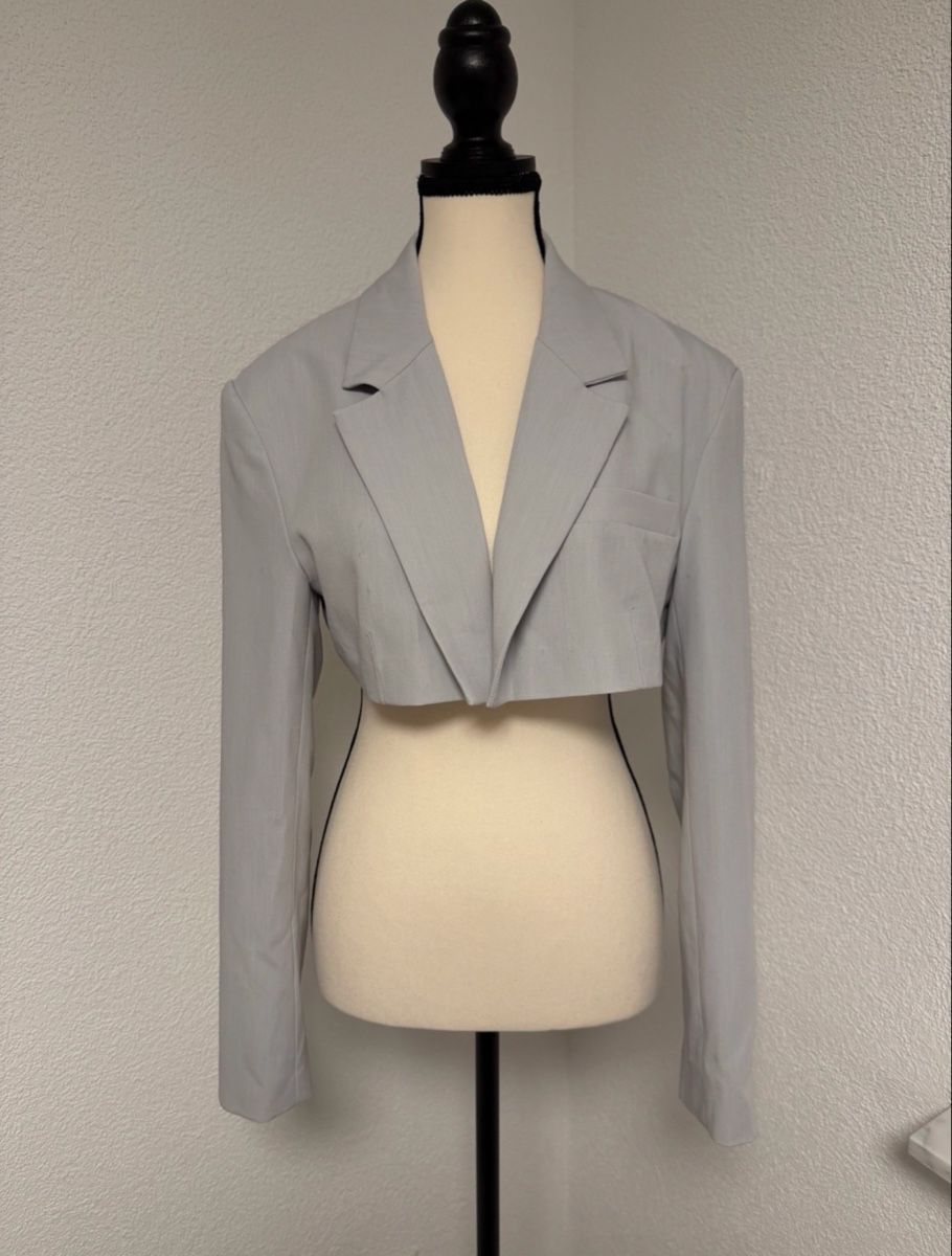 Bershka Completi & Tailleur: BERSHKA KURZBLAZER HELLGRAU – Usato da Rorschach venduto da Tara234