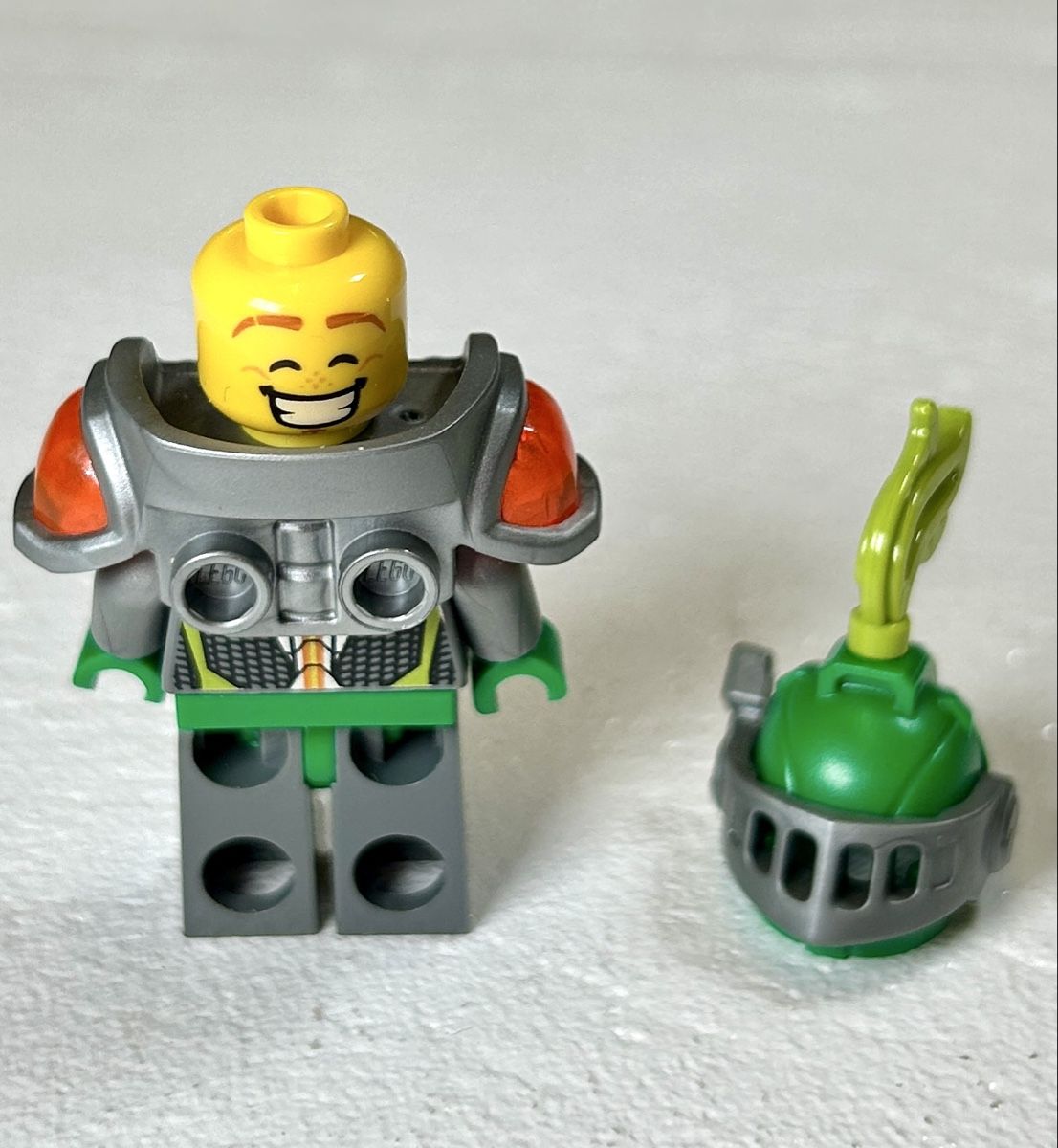 Lego Statuette: LEGO Nexo Knights Minifigur - Aaron Fox – Nuovo (secondo la descrizione) da Burgdorf venduto da Littlebricksplanet 3