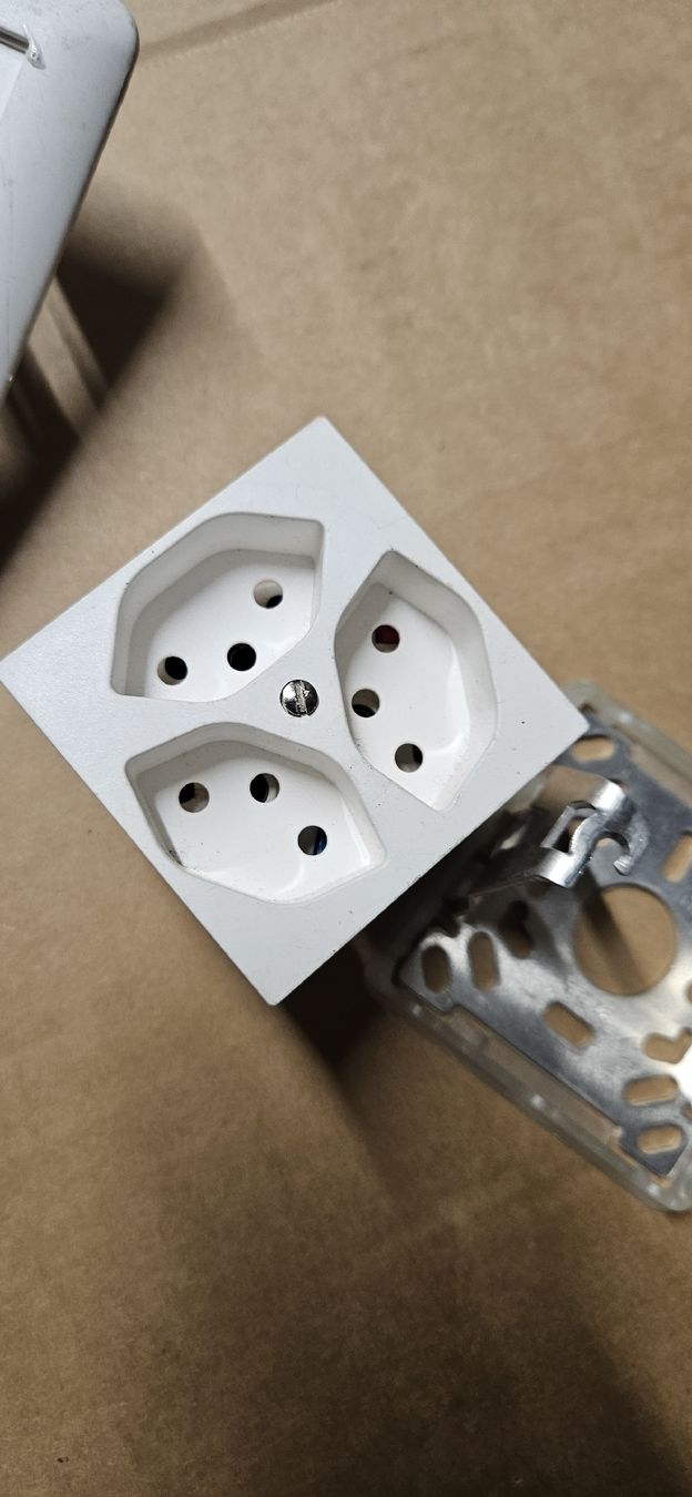 Feller Spine: Elektro-Material Schalter & Steckdose  – Usato da Baar venduto da Vel...Baar45 7