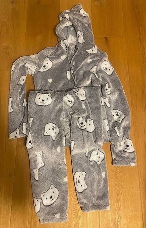 Mädchen Fleece Kapuzen-Jumpsuit mit Wolfkopf, Hellgrau XS