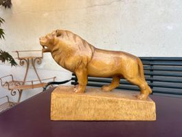 Handgefertigter Löwe - Holzskulptur