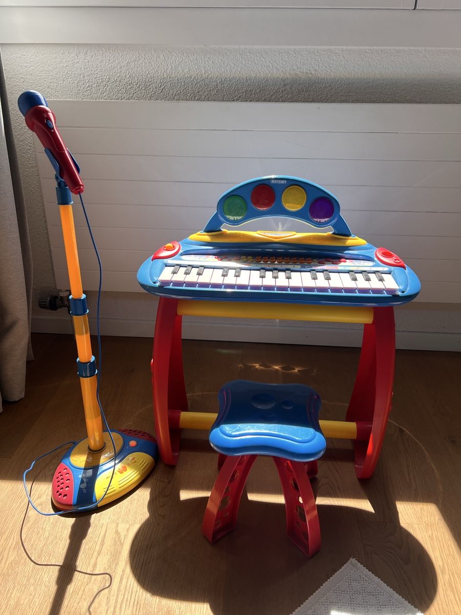 Giocattoli: Keyboard mit Mikrofon und Hocker – Usato da Zufikon venduto da otava01 1