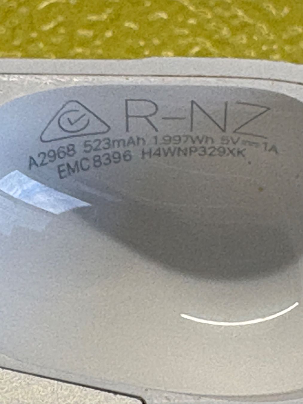 Apple Ladegeräte: Apple AirPods Pro2 charging case (A2968). – Gebraucht aus Lausanne von sil_2dxk 5