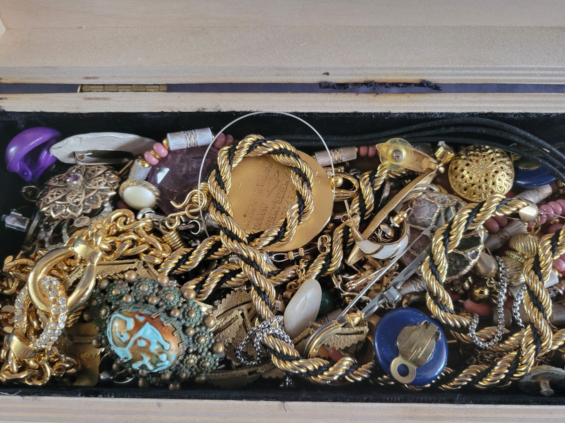 Cassapanche: Schatztruhe C mit 1,9 kg Schmuck, – Usato da Nidau venduto da Polebloe 2