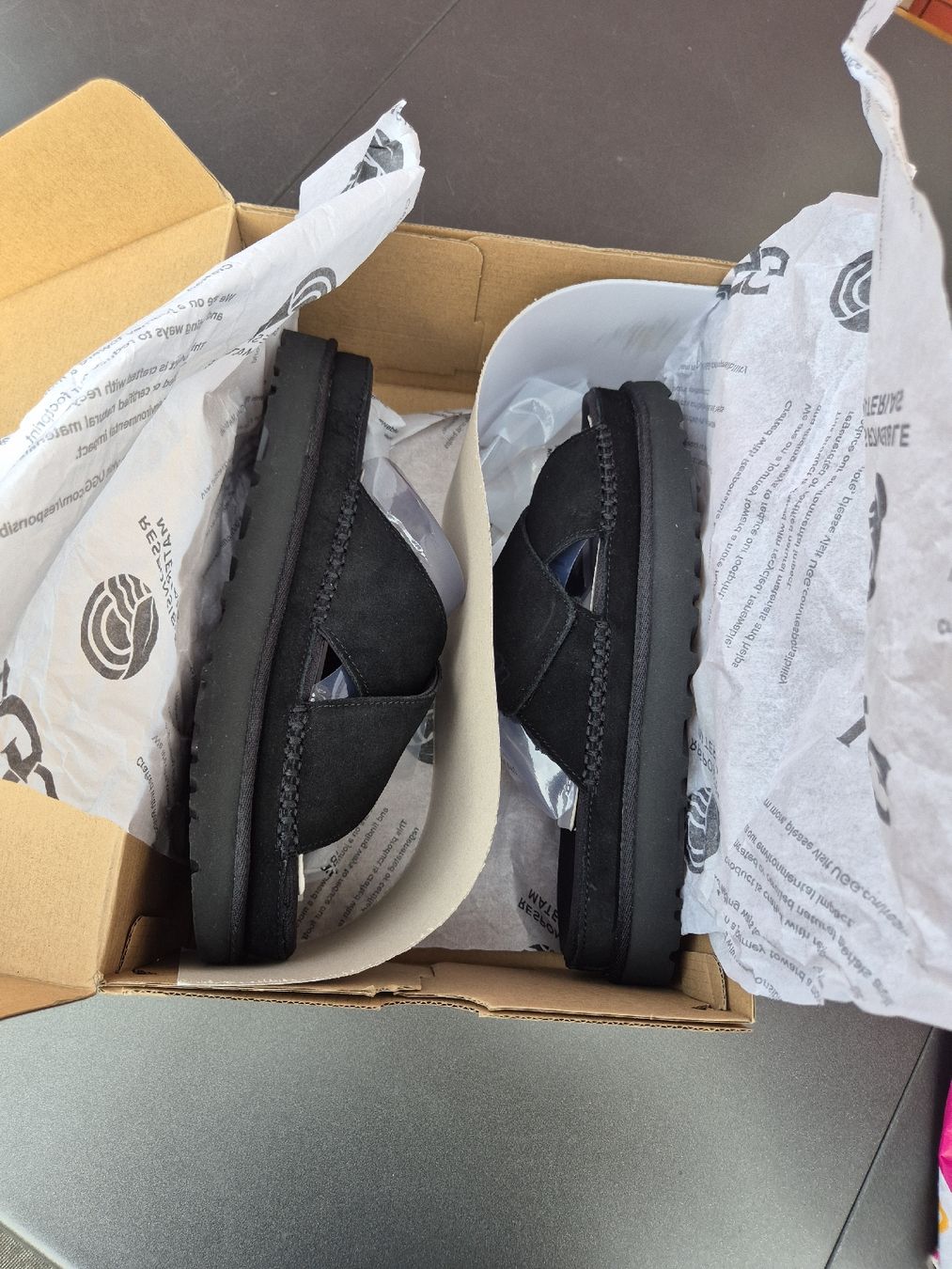 Ugg Chaussures femmes: Ugg Slides Gr. 42 – D'occasion à Steinen par sius21