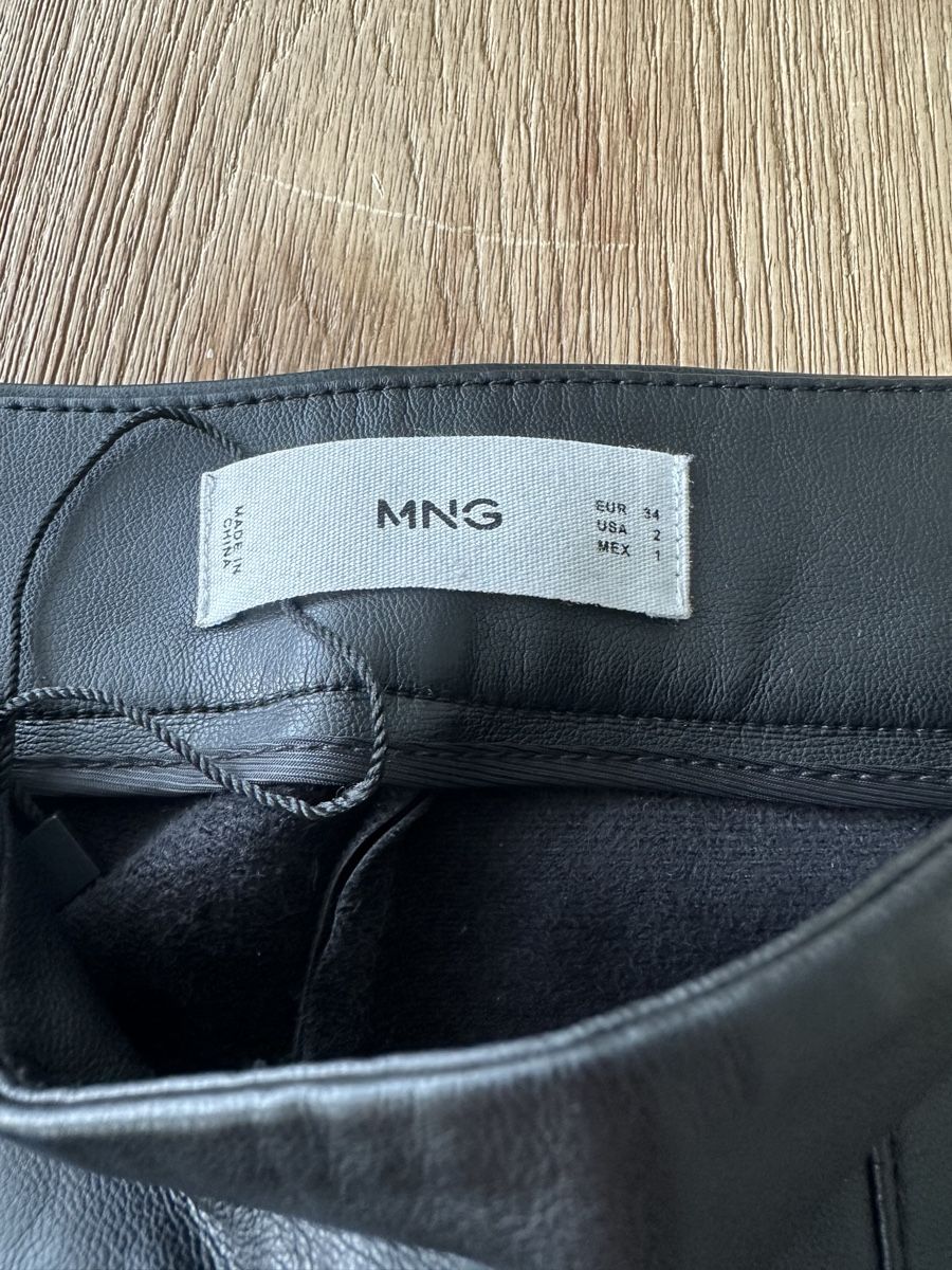 Mango Pantaloni: Schwarze Kunstlederhose Mango Gr. 34 – Usato da Dänikon ZH venduto da Annikaberg 1