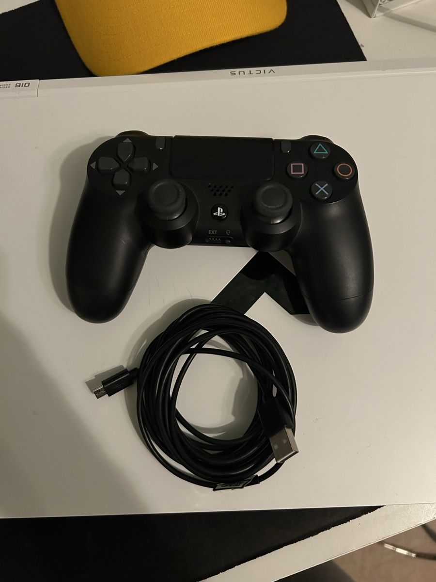 Sony Manettes: PlayStation 4 Controller Sony schwarz mit USB Kabel – D'occasion à Spreitenbach par wel_cgt2