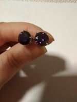 Ohrstecker mit violetten Zirkonias