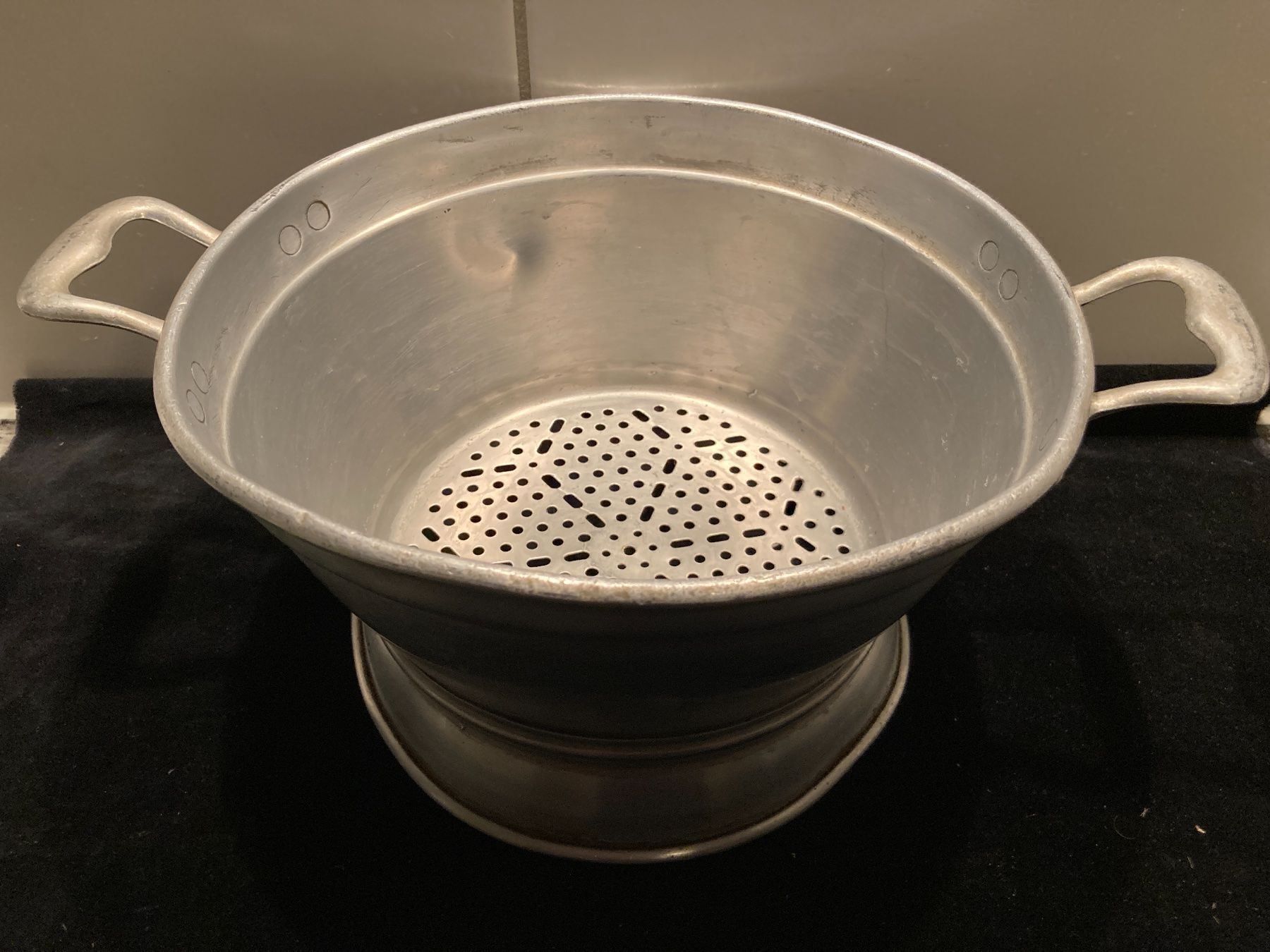 Elettrodomestici da cucina: Altes Löcher-Becken aus Alu – Usato da Zürich venduto da Chaeffeler