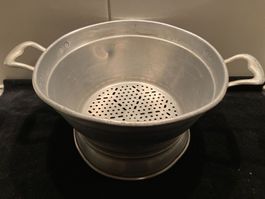 Altes Löcher-Becken aus Alu