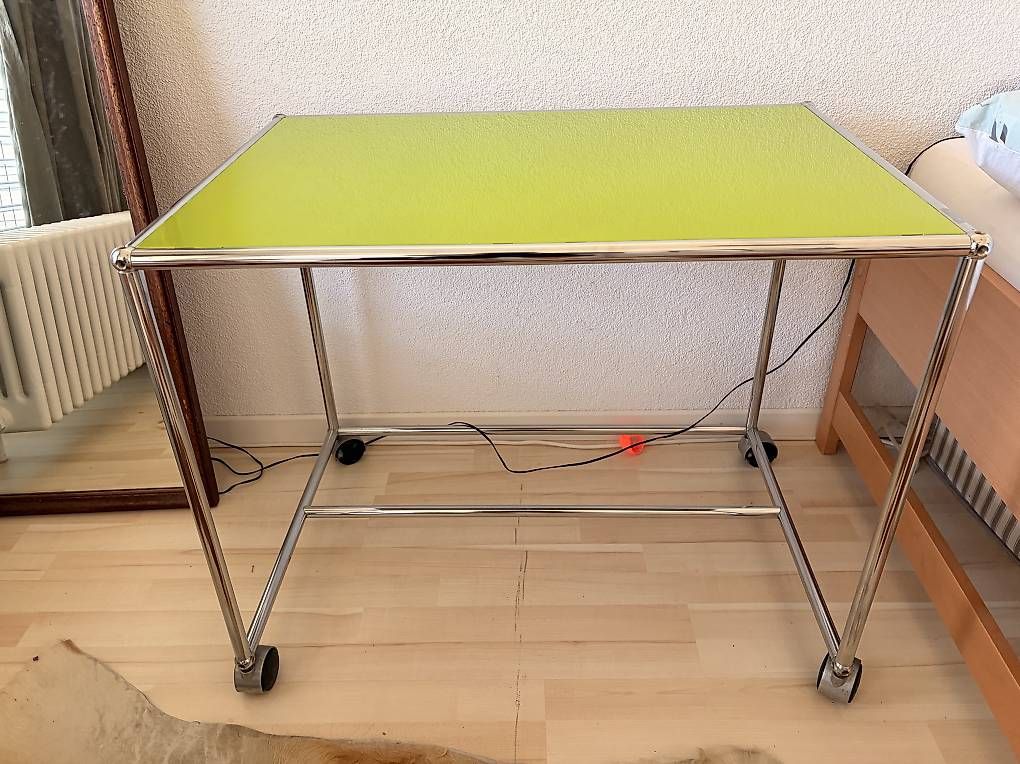 USM Tables: USM Haller Tisch auf Rollen – D'occasion à Thun par SG80 1