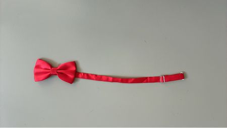 Bow tie red adjustable strap good condition
