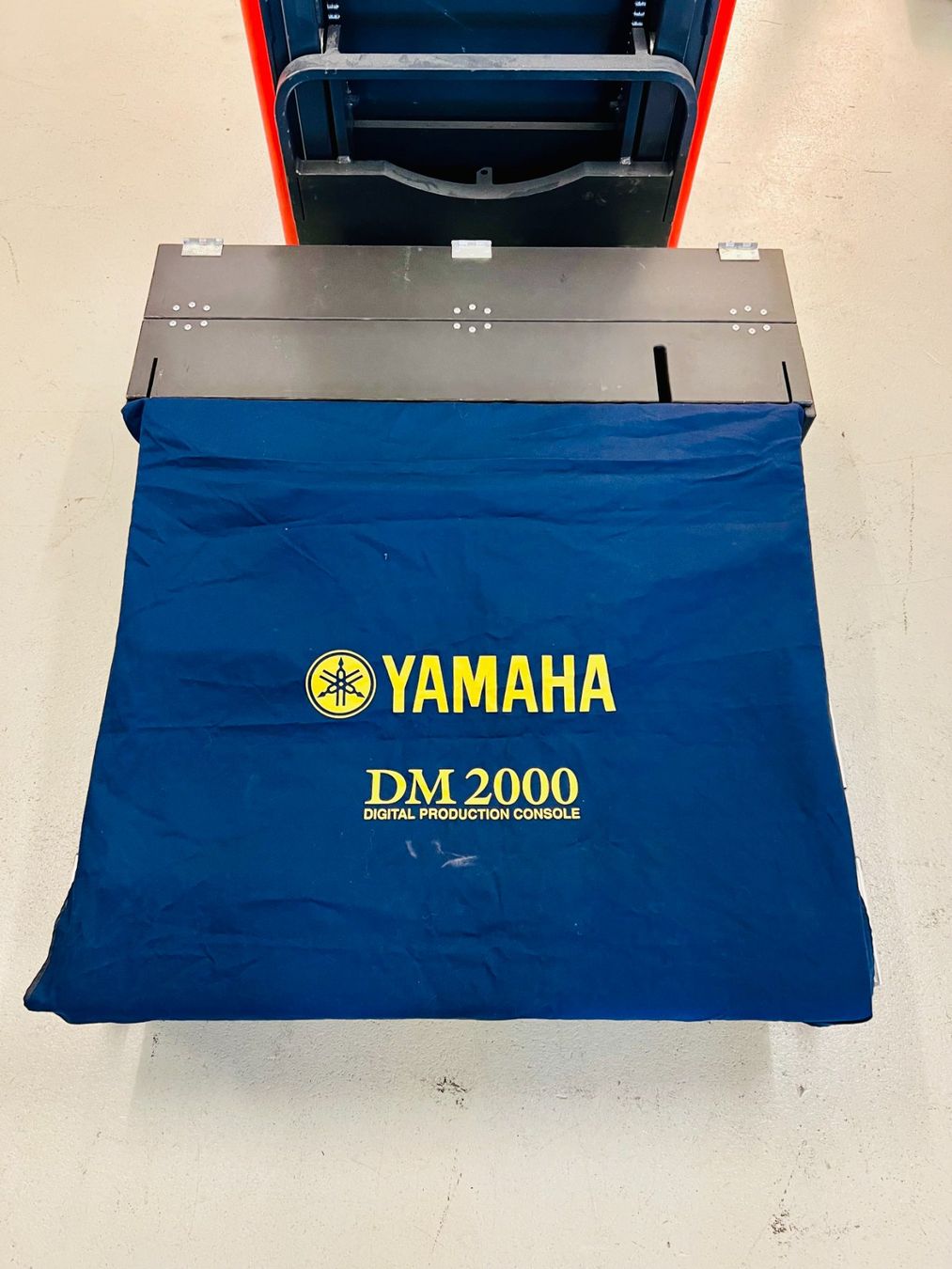 Yamaha Console di mixaggio: Yamaha DM2000 V2 Digital Mixer inkl. Meter Bridge und Case – Usato da Dietikon venduto da ExaLightAndSound 5