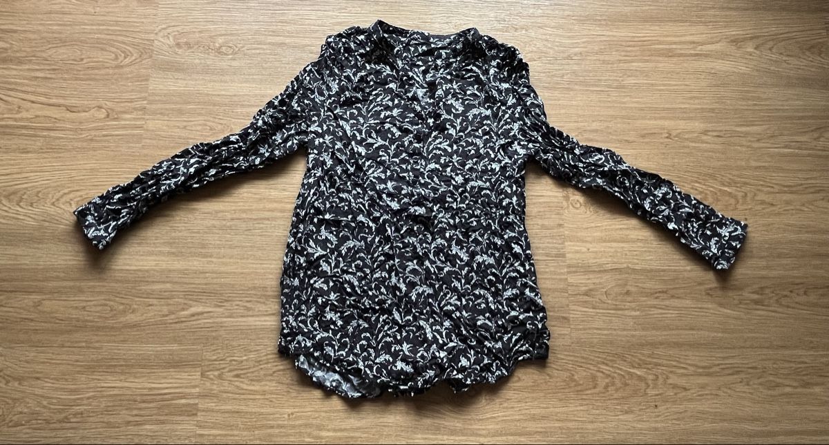 Blusen: Schwarze Bluse mit hübschem Muster / Gr M / Viskose – Gebraucht aus Biel/Bienne von LadyDita 1