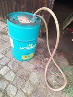 Tankstelle  Zapfsäule Fass mit Pumpe Mofa