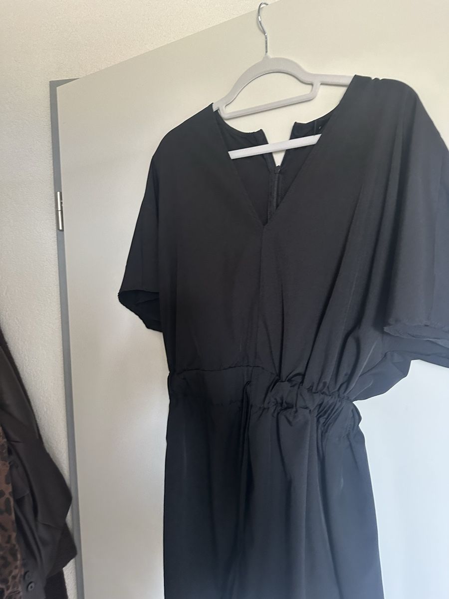Jumpsuits: Schwarzer Jumpsuit mit Gummizug in der Taille Grösse M – Gebraucht aus Reinach BL von Alles_muss_weg00 2