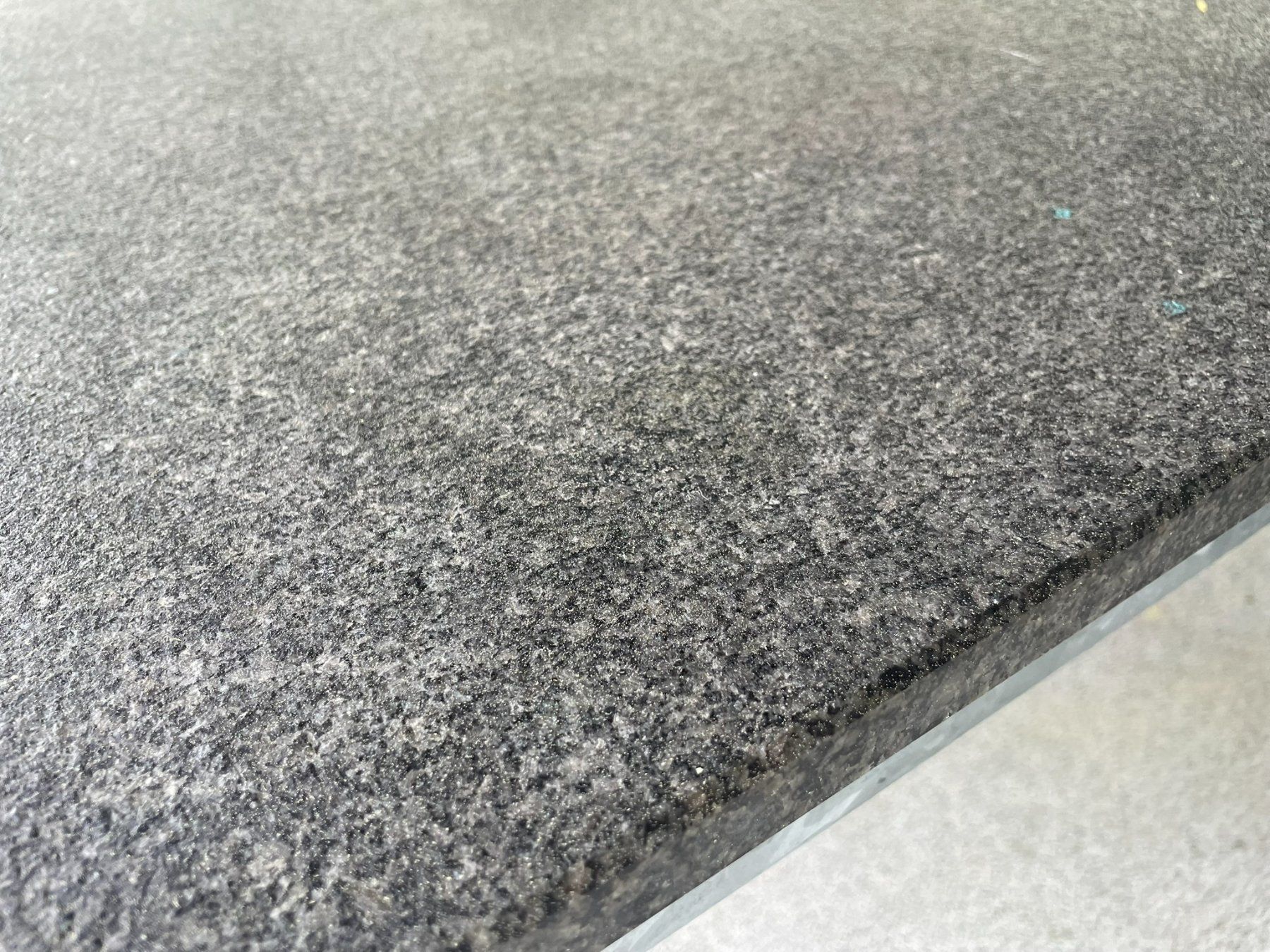 Tavoli: 2 Stück Gartentische Granit 130 x 130cm – Usato da Niederteufen venduto da rabaumann 1