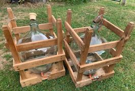 2 Mostflaschen à 25 Liter - in Gestell / mit Auslass