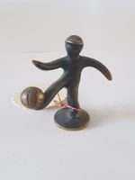 KLEINE SKULPTUR FUSSBALL SIGNIERT UNTEN