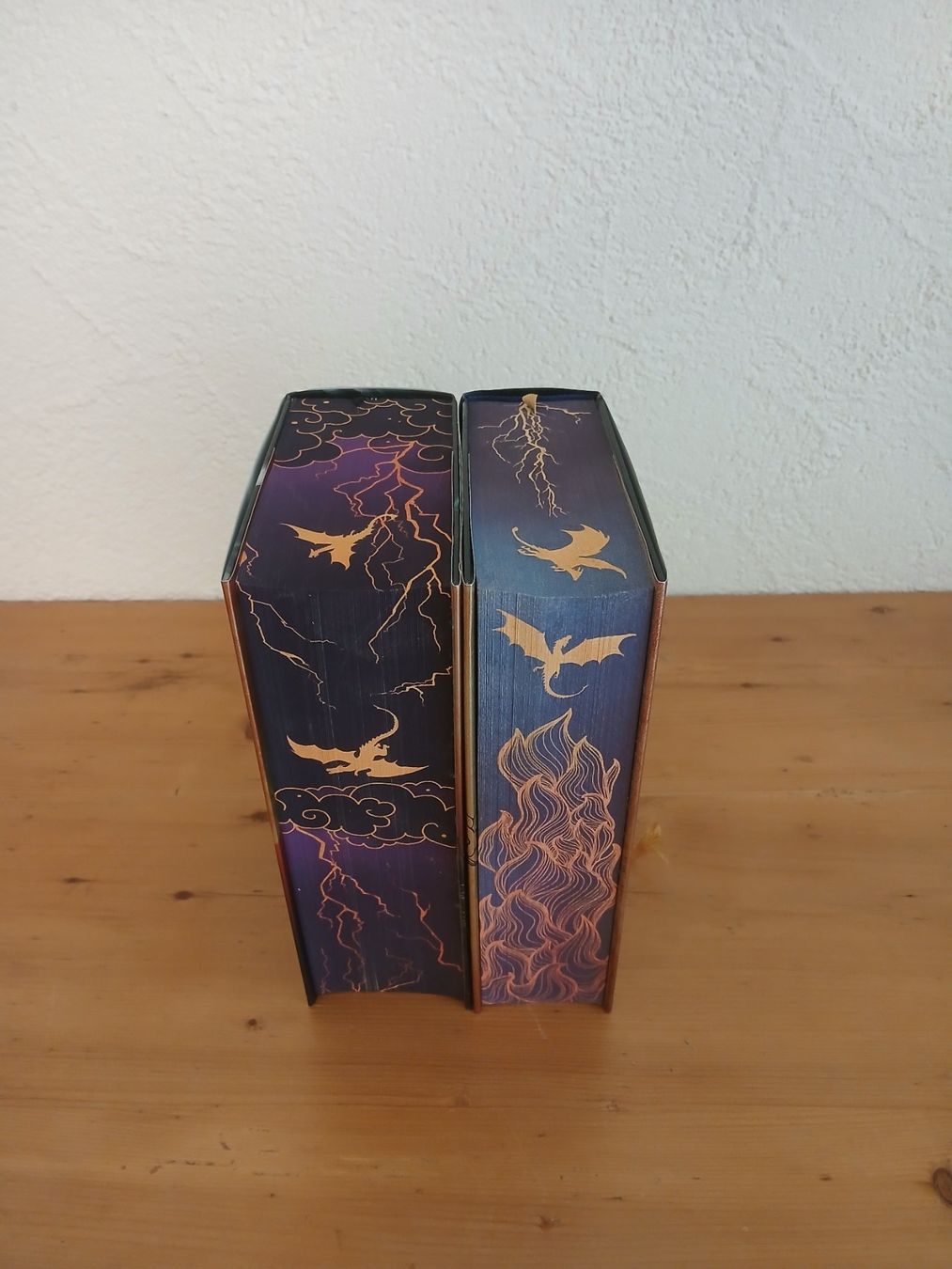 Libri: Fourth Wing & Iron Flame mit Farbschnitt – Usato da ennetmoos venduto da Andy770098