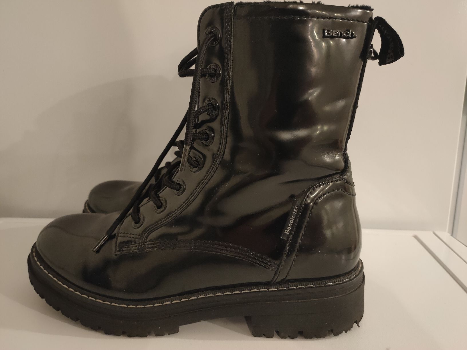 Bench Scarpe da donna: Bench Boots Lack-Optik, Gr.40 schwarz – Usato da Oberwil b. Büren venduto da 3298Oberwil 2