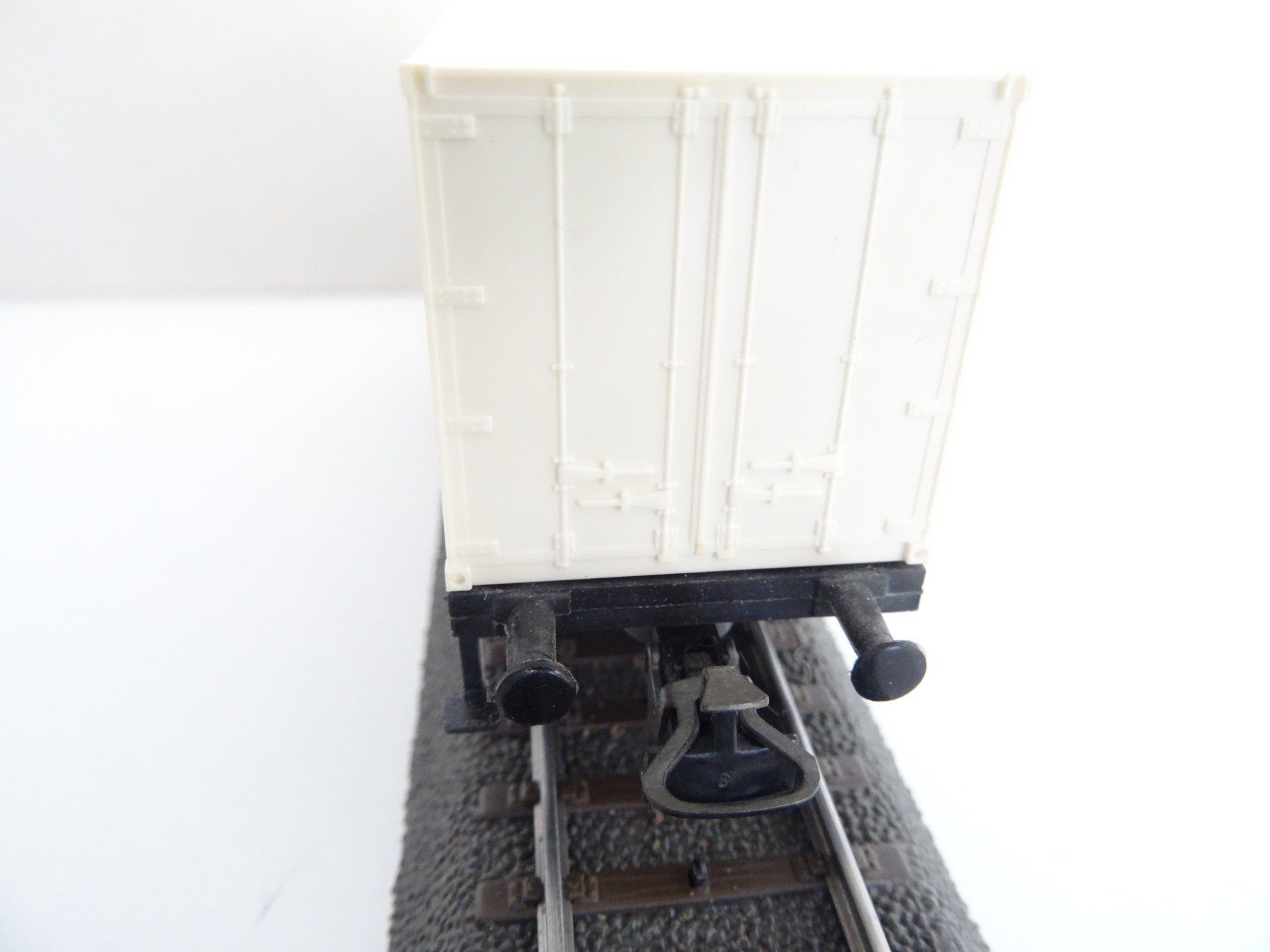 Märklin Modellini di ferrovie: Märklin H0 70043 DB Güterwagen mit Container – Usato da Hochdorf venduto da Teger02 2