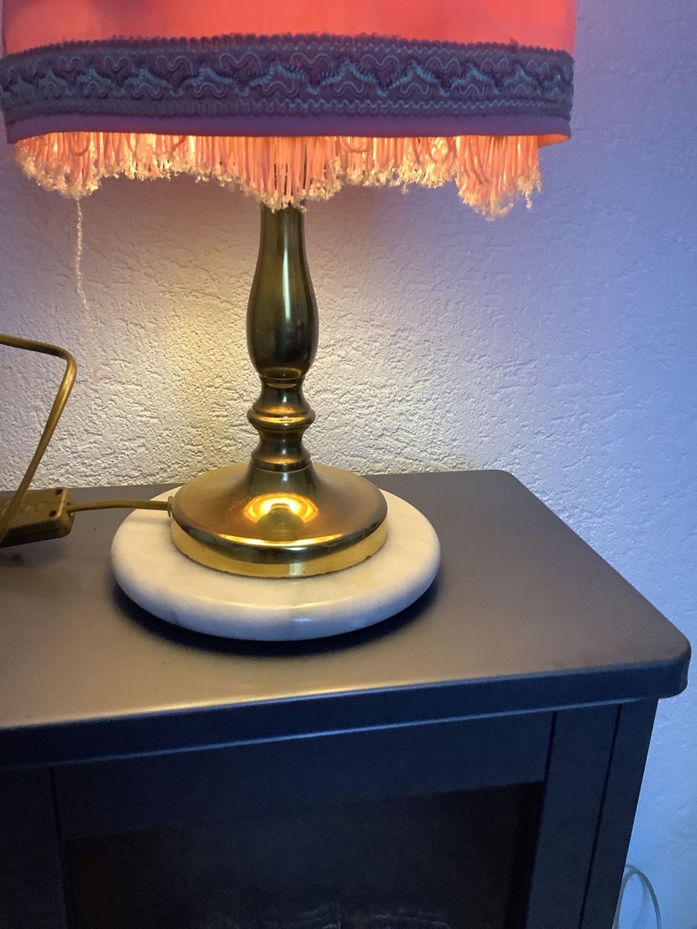 Lampade: Tischlampe Messing mit rosa Lampenschirm – Usato da Wädenswil venduto da Jsi.Z01 1