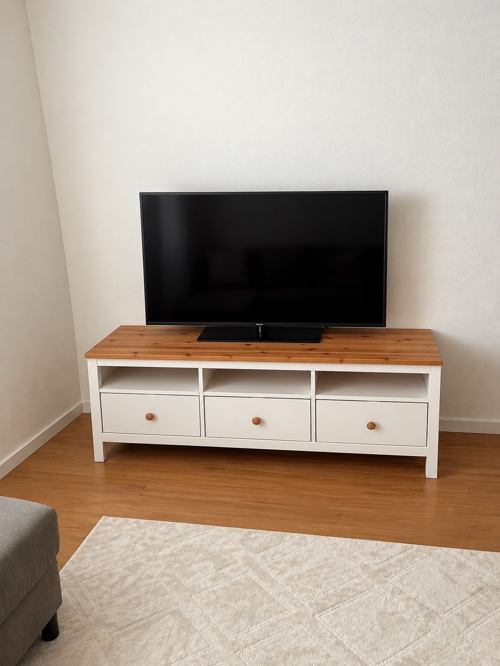 Ikea Mobili TV: Weisses TV-Möbel mit Holzplatte – Usato da Neuhausen venduto da cha_29dk