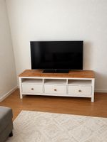 Weisses TV-Möbel mit Holzplatte