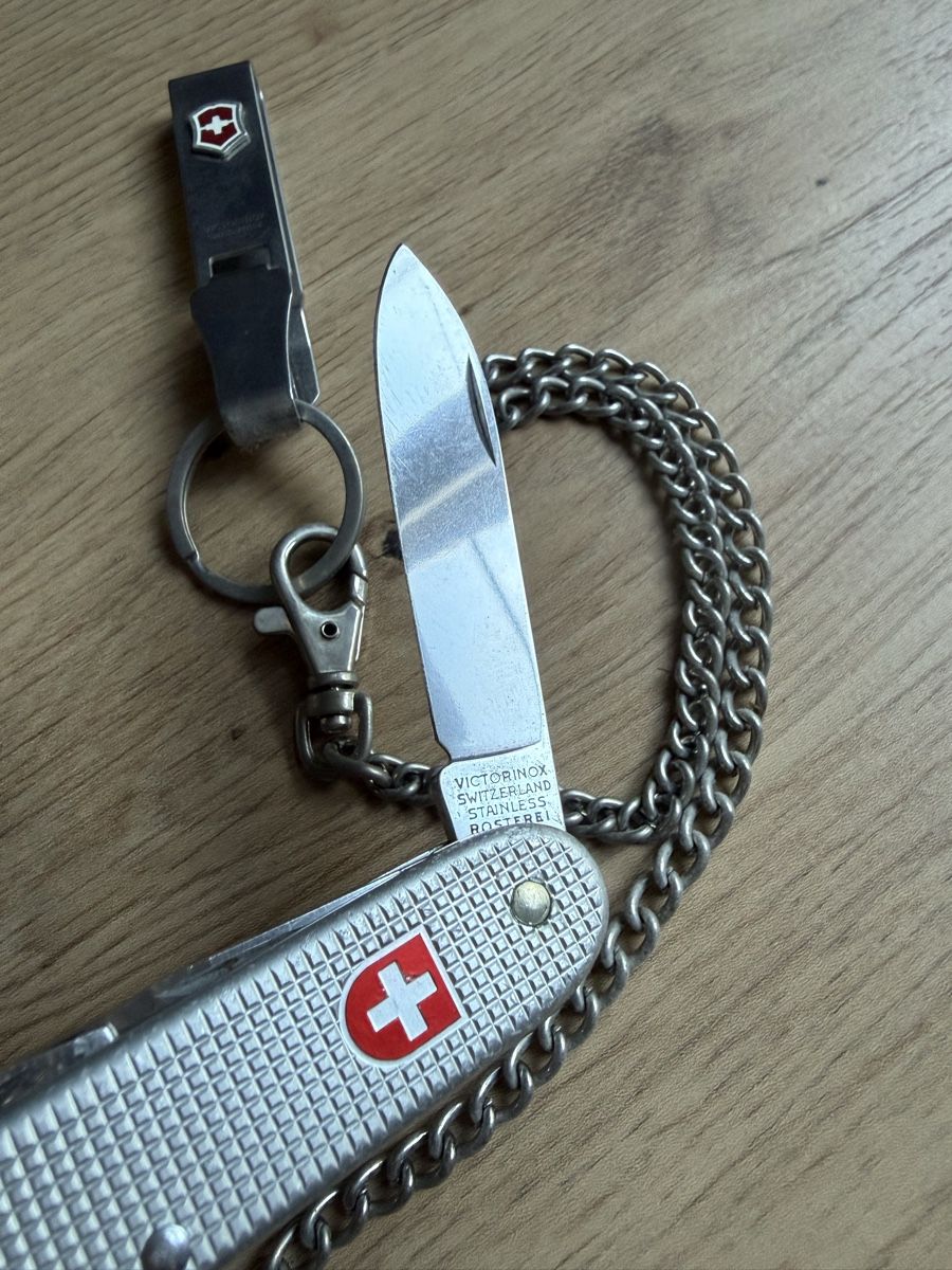 Victorinox Coltelli tascabile: Victorinox Sackmesser 1983 mit Gürtelhalter – Usato da Buch am Irchel venduto da Sweetharth 3