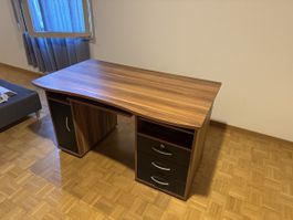 Schreibtisch Nussbaumoptik mit Tastaturauszug und Schubladen