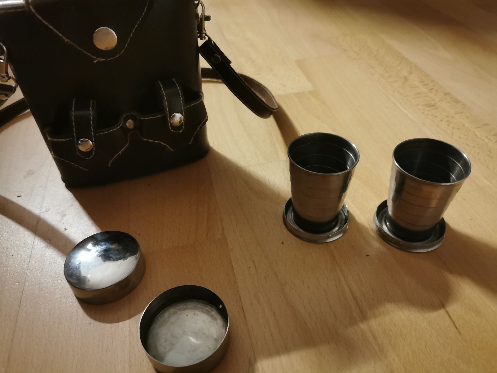Sacs: Flasque avec 2 verre  – D'occasion à Magnedens par Ga3l 1