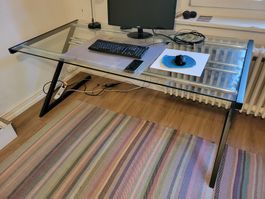 Bürotisch mit Glasplatte auf Z-Gestell aus Leichtmetall