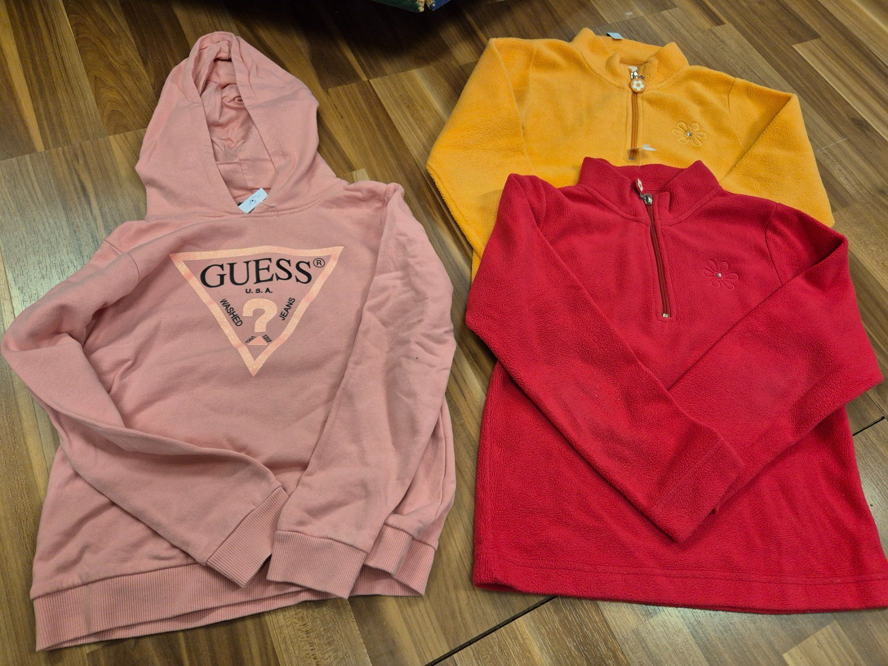 Maglioni & Felpe: 1 Guess Pullover oder 2 Fliesspullis Gr. 122 K29 – Usato da Spiegel b. Bern venduto da Flamingo07