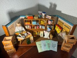 kleiner alter Kaufladen mit herzigem Zubehör
