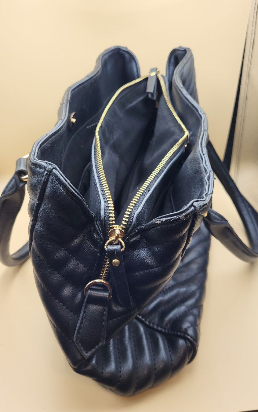 Taschen für Damen: Schwarze Handtasche mit goldener Kette – Gebraucht aus Wald ZH von SwissPawnshop 8