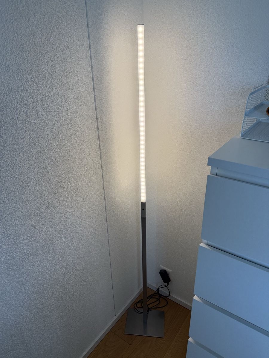 Lampes: Stehleuchte Metall modern schmal LED gebraucht – D'occasion à Hagendorn par si_ma