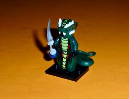 Lego Ninjago/Minifigur njo0066 Acidicus + Waffe +Standplatte