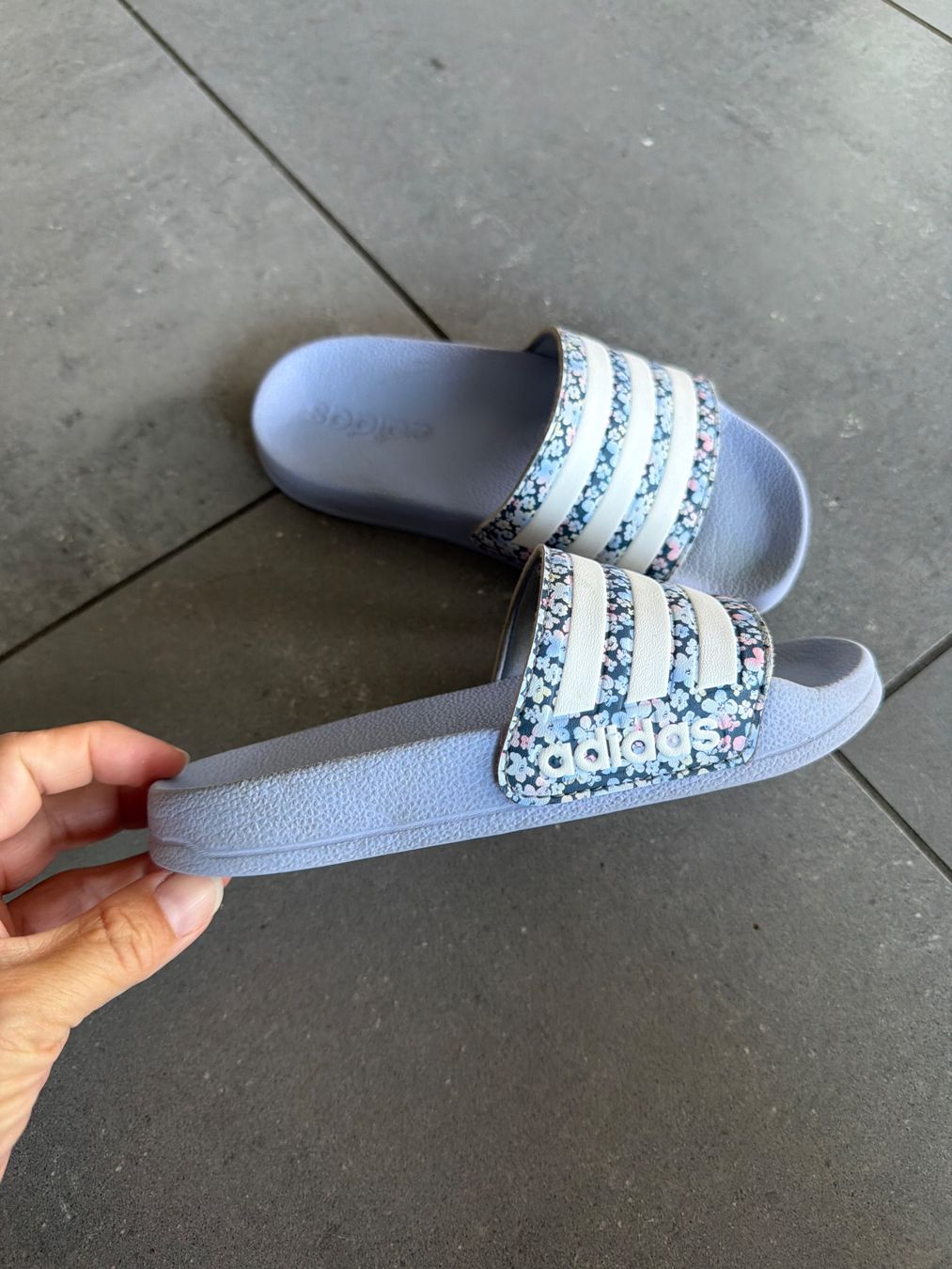 Adidas Schuhe für Mädchen: Adiletten von Adidas – Gebraucht aus Steffisburg von elle013 1