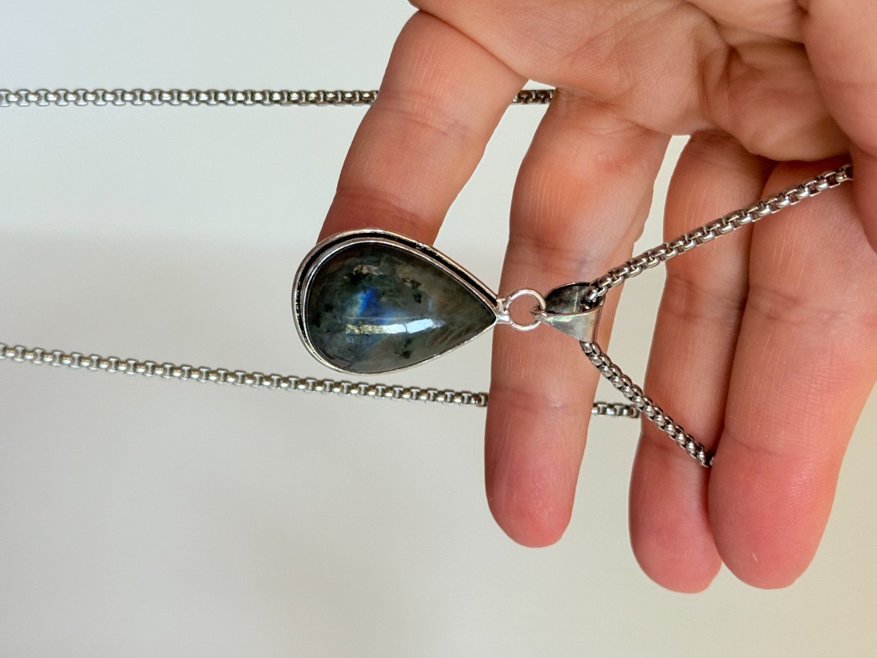 Ketten: Collier avec labradorite - Élégant & Naturel! – Neu und originalverpackt aus Genève von AWWA 1