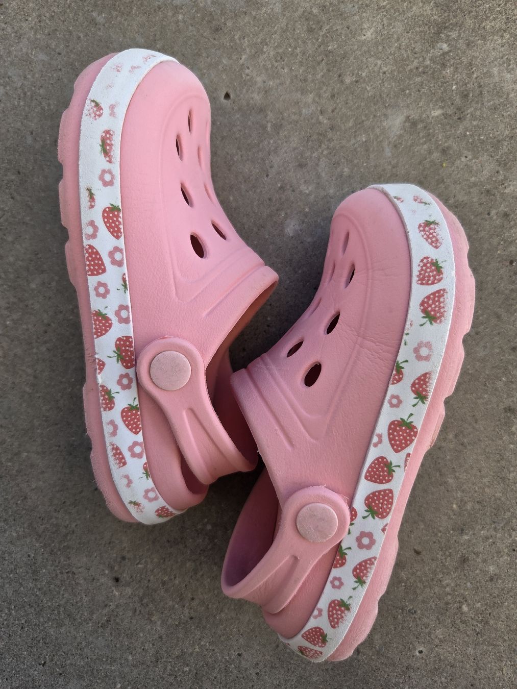 Graceland Scarpe per ragazze: Clogs Graceland rosa Grösse 27 mit Erdbeermuster gebraucht – Usato da Hüntwangen venduto da ManuM2014 2