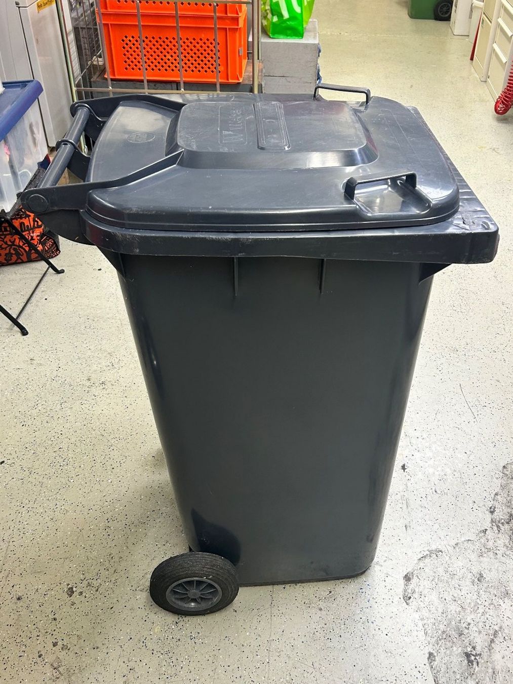 Eléments de bureau: Abfall- Kübel - Tonne - Container – D'occasion à Malters par DPHandel 1