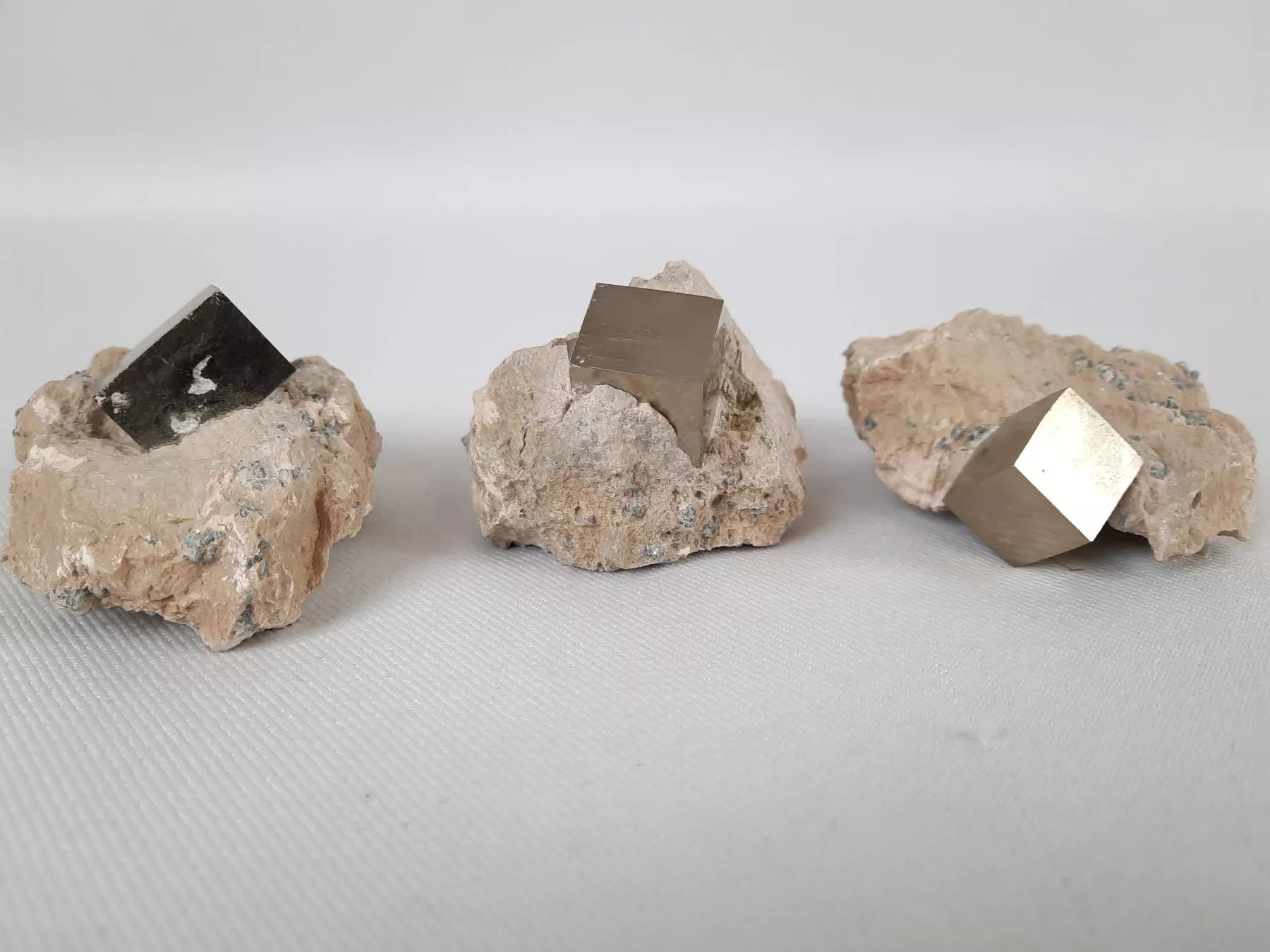 Minerali & Pietre curative: 3 Pyrit -Würfeln auf Matrix – Usato da Beinwil am See venduto da Restwert_Beinwil