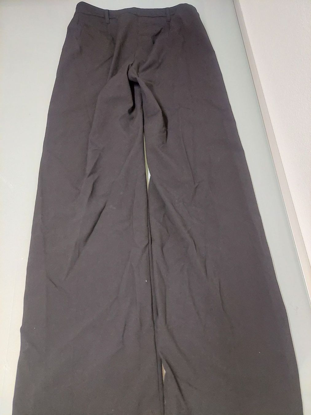 Bershka Pantaloni: schwarze Stoffhose – Usato da Unterbäch VS venduto da Nifadi 1