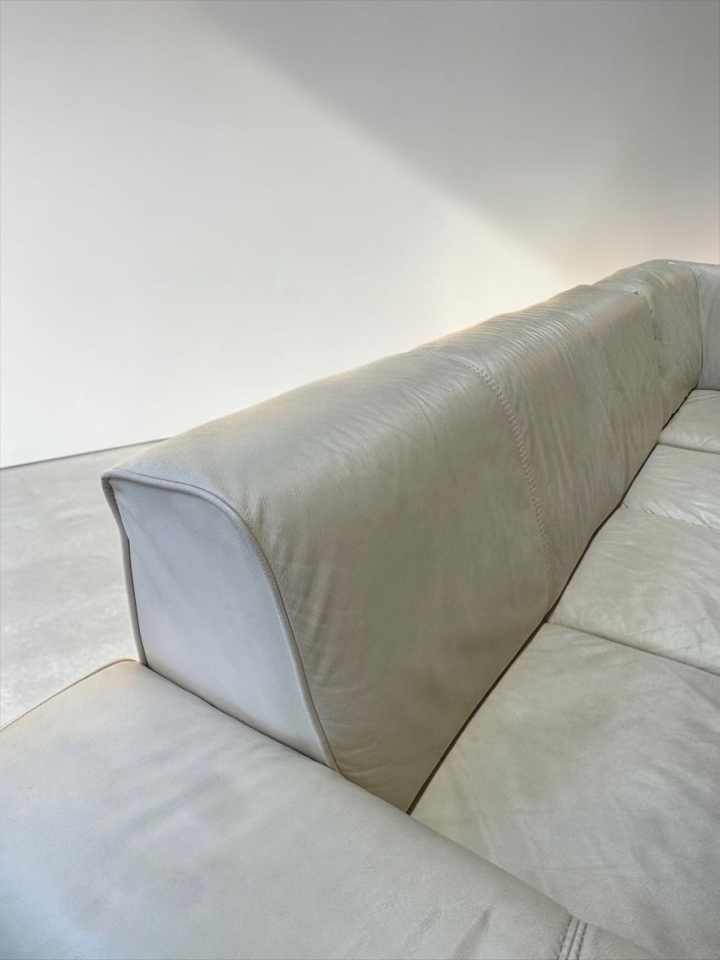 Divani: Ecksofa aus Echtleder mit longchair creme – Usato da Fehraltorf venduto da Sofalab.swiss 6