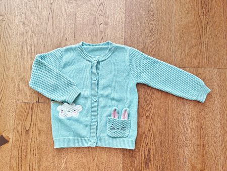 Mintfarbige Strickjacke mit Regenbogen, Gr. 104/110🌈🐇☁️