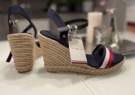 Neue Tommy Hilfiger Schuhe Grösse 39